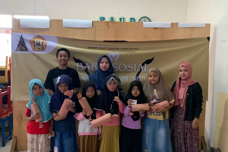 Penyerahan bantuan paket alat tulis dari perwakilan HISPA Ponpes Tebuireng Jombang. 