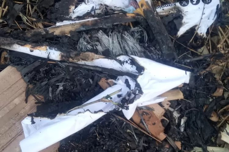 Alat peraga atau banner bakal calon Wali Kota Bogor Aji Jaya Bintara yang dibakar di Kelurahan Sempur, Kota Bogor (dok pribadi)