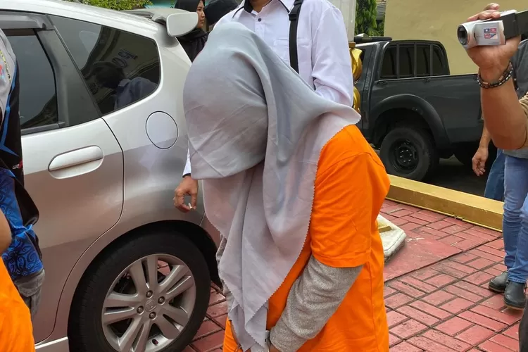 Pelaku WO Bodong digelandang pihak kepolisian. (Fadli/Metropolitan) 