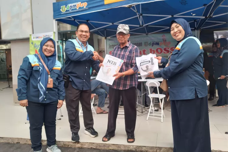 Kepala BPMPTSP Kota Sukabumi Iskandar Ihfan, saat memberikan surat NIB kepada masyarakat di City Mall Sukabumi. Selasa (2/7/2024) (Satiri)