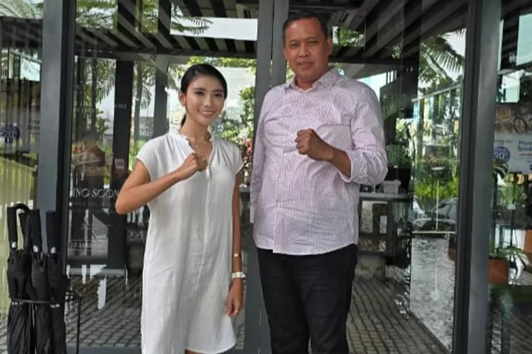 Ketua DPD PSI Kota Bekasi, Tanti Herawati bersama bakal Calon Wali Kota Bekasi yang juga Ketua DPC PDIP Kota Bekasi Tri Adhianto (Adin)