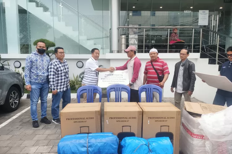 Penyerahan perangkat sarana prasarana dilakukan pimpinan cabang BRI Warung Buncit Bapak Pamadi Purnomo Widodo. (BRI)