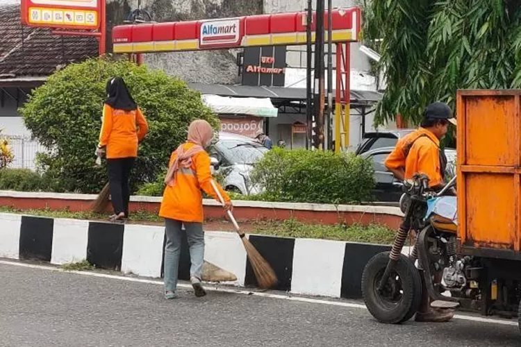 Sejumlah petugas kebersihan di Karawang tengah melakukan bersih-bersih halaman perkotaan jalan karawang (Samsudin)
