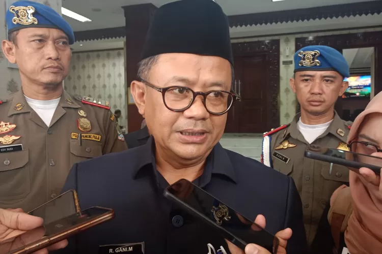 Pj Wali Kota Bekasi Raden Gani Muhamad saat ditemui awak media. (Adin/Metropolitan)