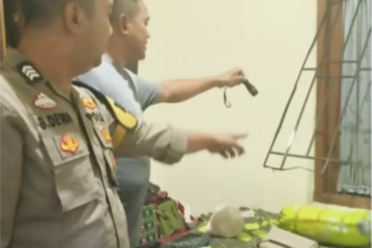 Polisi saat melakukan olah TKP perampokan rumah PNS di Harapan Jaya, Cibinong, Kabupaten Bogor. (Polres Bogor)