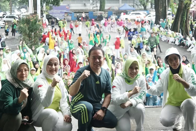 Foto bersama Dokter Rayendra bersama warga Kota Bogor usai menyelenggarakan Gebyar Senam Glowing di GOR Padjajaran. 