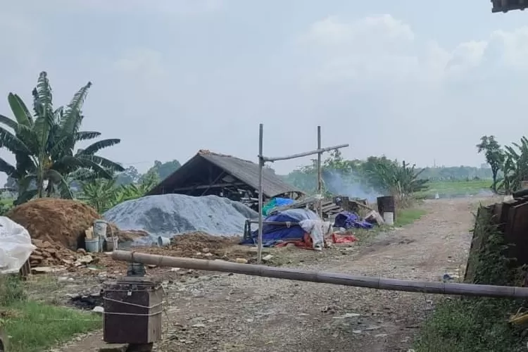 Masalah sampah masih jadi persoalan bagi warga Desa Kutapohaci, Kabupaten Karawang. Salah satunya gegara kurang armada pengangkut sampah (Herman)