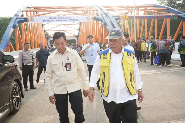  Pj Bupati Bogor Asmawa Tosepu&nbsp;bersama Menteri PUPR Basuski Hadimuljono usai&nbsp;mendampingi Wakil Presiden Ma'ruf Amin meresmikan Jalan Tol Cimanggis - Cibitung di Jembatan Cileungsi, Kabupaten Bogor, Selasa, 9 Juli 2024. (Humas Pemkab Bogor)