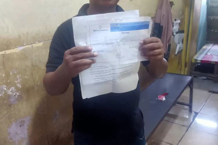 Pengelola penitipan helm di RSUD Karawang menunjukan kuitansi dan surat kerja sama dengan pengelola parkir. (Herman)