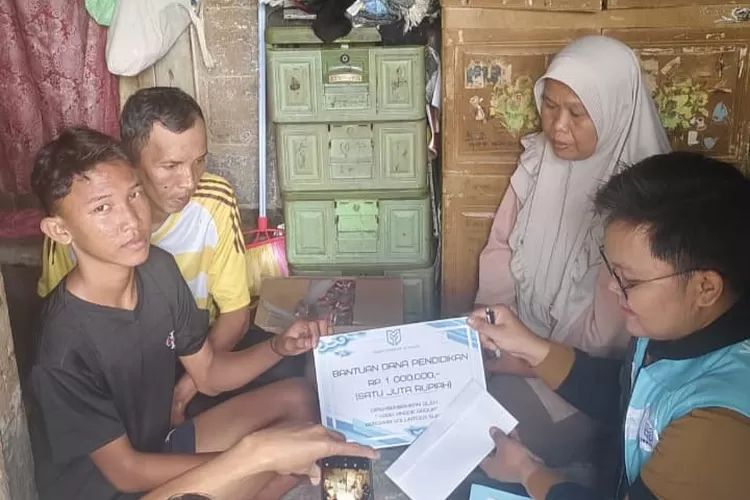 Volunteer Sunda memberikan bantuan kepada Nauval Al Karim, warga Perumnas Bumi Teluk Jambe Timur (Samsudin)
