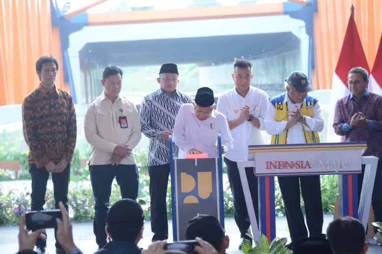 Pj Bupati Bogor Asmawa Tosepu&nbsp;bersama Menteri PUPR Basuski Hadimuljono usai&nbsp;mendampingi Wakil Presiden Ma'ruf Amin meresmikan Jalan Tol Cimanggis - Cibitung di Jembatan Cileungsi, Kabupaten Bogor, Selasa, 9 Juli 2024. (Humas Pemkab Bogor)