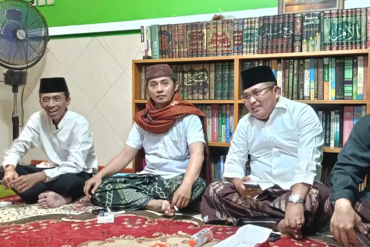 Sholihin alias Gus Shol, dua dari kanan bersama sejumlah ulama NU (Adien)