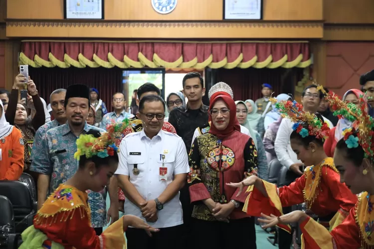 Pj Wali Kota Bekasi Gani Muhamad bersama istri (Adien)
