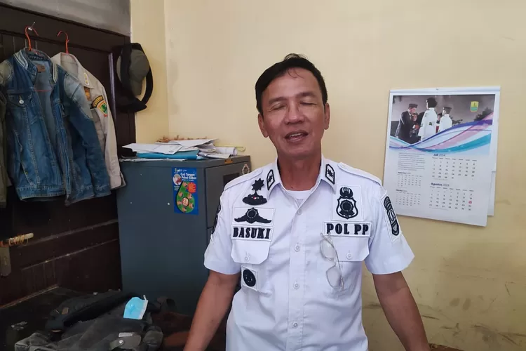 Kepala Satpol PP Kabupaten Karawang Basuki Rachmat membenarkan jalan di depan kantor Pemda Karawang jadi lokasi balap liar di malam hari. (Herman)