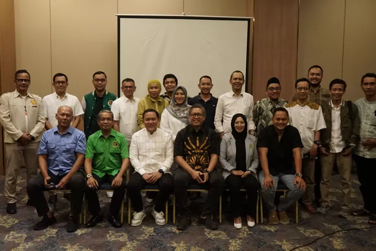 Foto bersama Dokter Rayendra bersama jajaran 5 pengurus partai politik di Kota Bogor. 