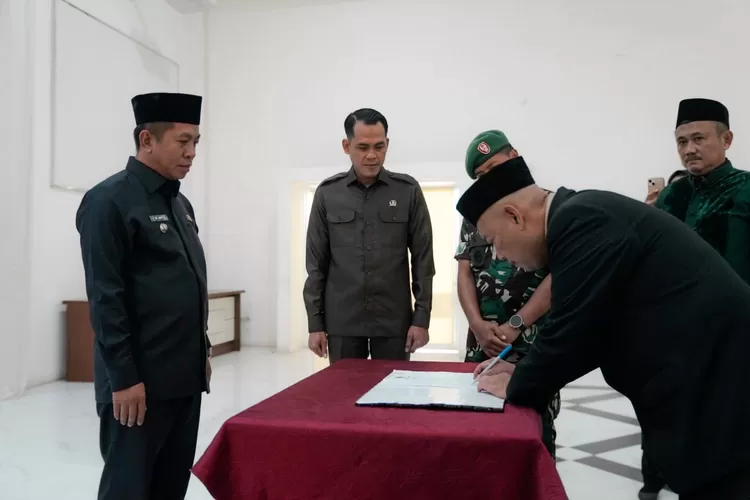 Bupati Karawang Aep Syaepuloh resmi melantik Asisten Administrasi Pemerintahan Eka Sanatha sebagai Pj Sekda Karawang (Herman)