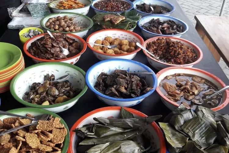 Yuk cobain wisata kuliner legendaris yang ada di Cirebon ini, terkenal dengan rasanya yang lezat (Instagram/@nasijamblangmbayanti)