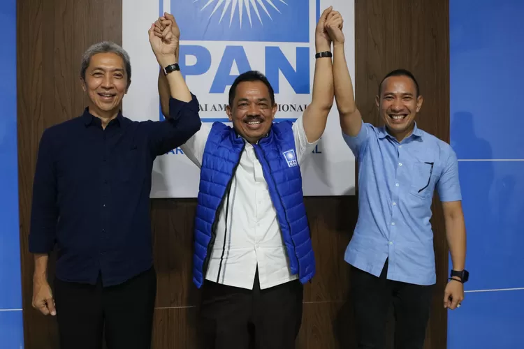 Foto bersama Dedie A Rachim (kanan), Bedjo Santoso (tengah) dan Rusli Prihatevy (kiri). 