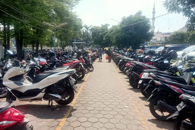 Suasana parkir di RSUD Karawang (Herman)