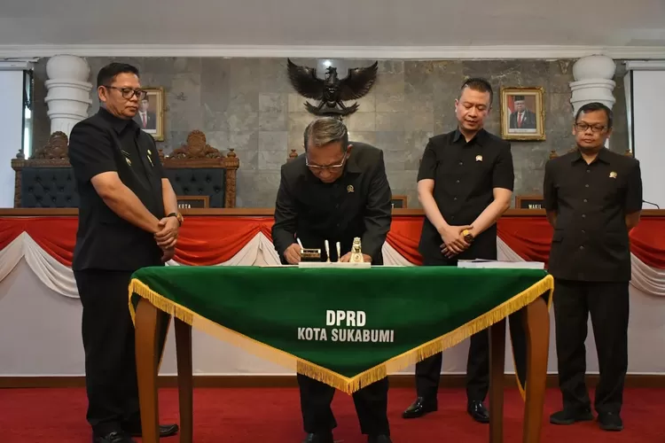 Pj Wali Kota Sukabumi Kusmana Hartadji menanggapi Pandangan Umum Fraksi-Fraksi DPRD Kota Sukabumi tentang Raperda RPJPD 2025-2045 (satiri)