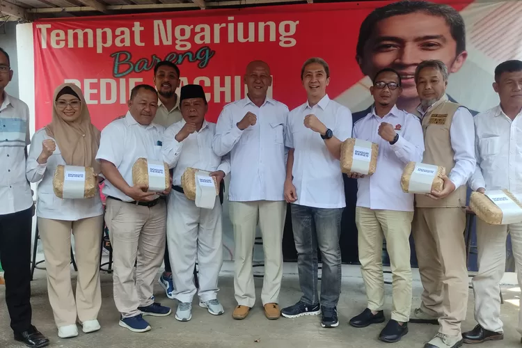 Bakal Calon Wali Kota Bogor, Dedie A Rachim secara simbolis memberikan makanan kepada jajaran pengurus DPC Partai Gerindra Kota Bogor, sebagai dukungan terhadap program makan bergizi gratis Presiden terpilih di Kota Bogor. 
