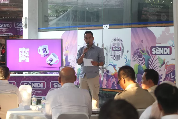 Bakal Calon Wali Kota Bogor, Sendi Fardiansyah memberikan pemaparan hasil kerja di lapangan ke jajaran pengurus DPC Partai Gerindra Kota Bogor. (Sofyan/Radar Bogor) 