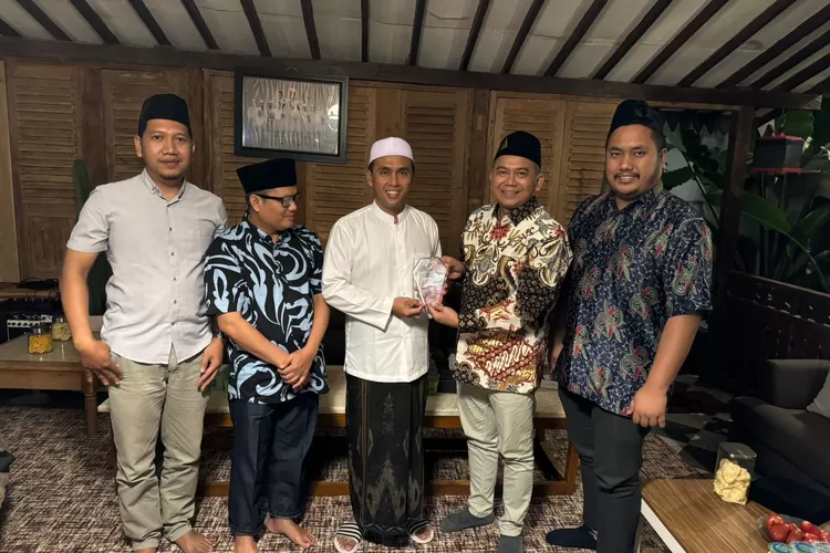  CEO Promedia Teknologi Indonesia Agus Sulistriyono menyerahkan cinderamata mata kepada Rektor Universitas KH Mukhtar Syafa'at Dr KH Ahmad Munib Syafa'at. (Promedia)