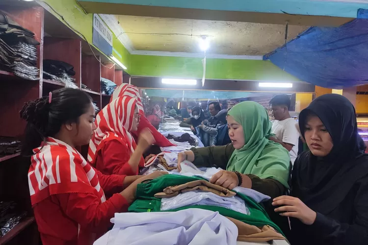 Penjual seragam sekolah di Karawang meraup untung pada ajaran tahun baru. (Herman)