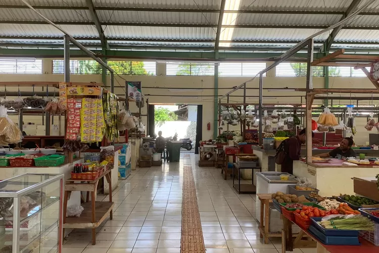 Kondisi Pasar Tanah Baru yang sepi pembeli. Imbasnya, pedagang sisa tinggal belasan. 