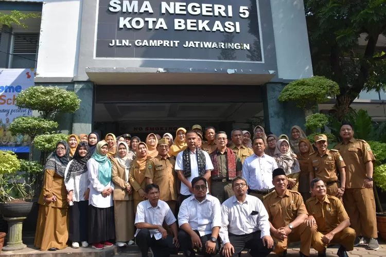 Pj Gubernur Jabar Bey Machmudin membuka MPLS di SMAN 5 Kota Bekasi. (Adin)