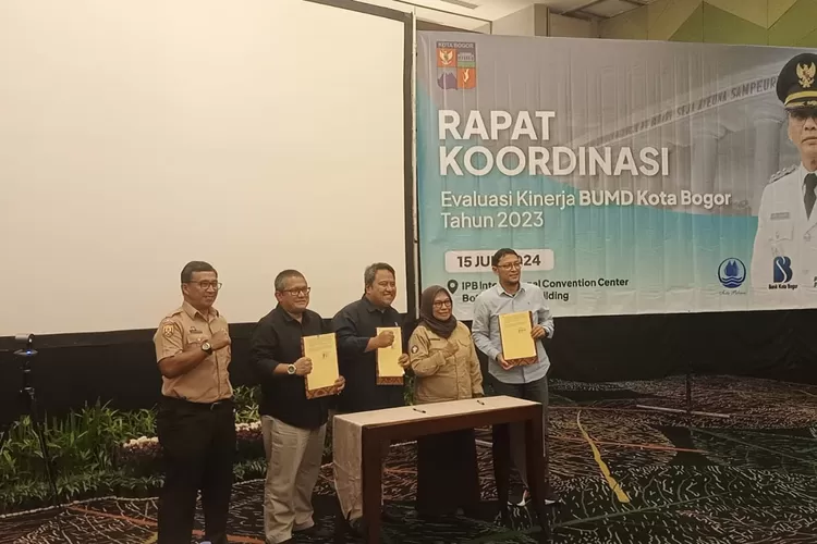 Dewan Pengawas (Dewas) dan jajaran direksi Badan Usaha Milik Daerah (BUMD) Kota Bogor teken pakta integritas jaga netralitas Pilkada 2024 (istimewa)
