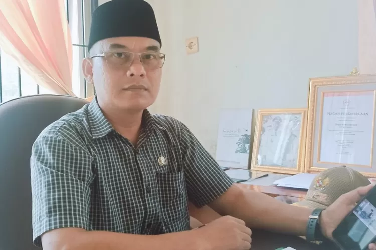 Kepala Desa Wancimekar Dimyat Sudrajat angkat bicara soal ada warga putus sekolah karena kurang biaya (Herman)