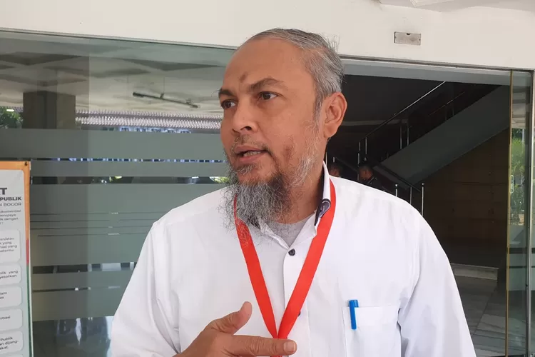 Kepala DPKPP Kabupaten Bogor, Teuku Mulya memberikan keterangan terkait Restoran Liwet Asep Stroberi Puncak Bogor yang belum memiliki izin. 