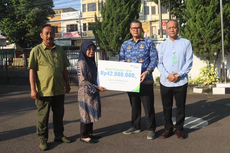 ahli waris penyuluh pertanian Swadaya Kabupaten Bogor yang meninggal dunia meneima jaminan kematian dari BPJS Ketenagakerjaan.