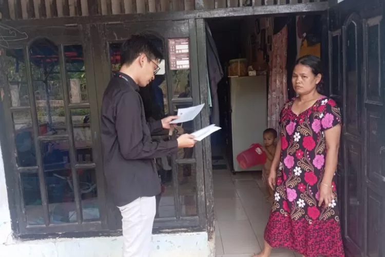 Petugas Panwascam di Karawang tengah melakukan Uji Petik Terkait Tahapan Pencoklitan (Samsudin)