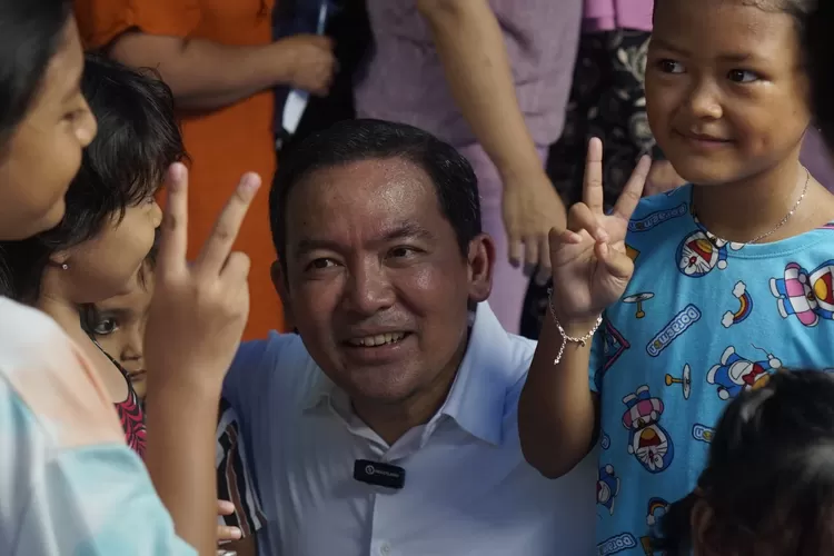 Bakal Calon Wali Kota Bogor, Dokter Rayendra foto bersama anak-anak saat turun ke masyarakat. 