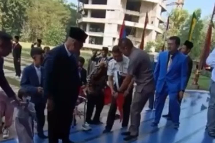 Resmi Bebas dari Penjara, Panji Gumilang Disambut Ribuan Santri di Ponpes Al-Zaytun (Foto: Tangkapan layar Instagram @andreli_48)