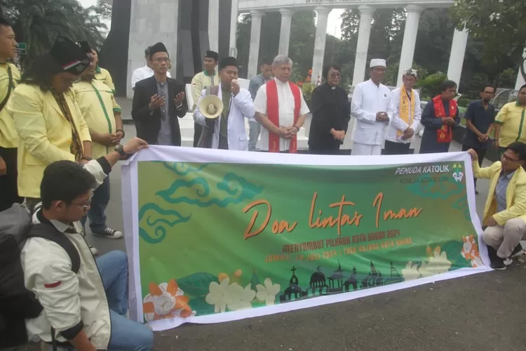 Tokoh lintas iman di Kota Bogor menggelar doa bersama di Tugu Kujang, Kota Bogor, Jumat, 19 Juli 2024. (Rifal)
