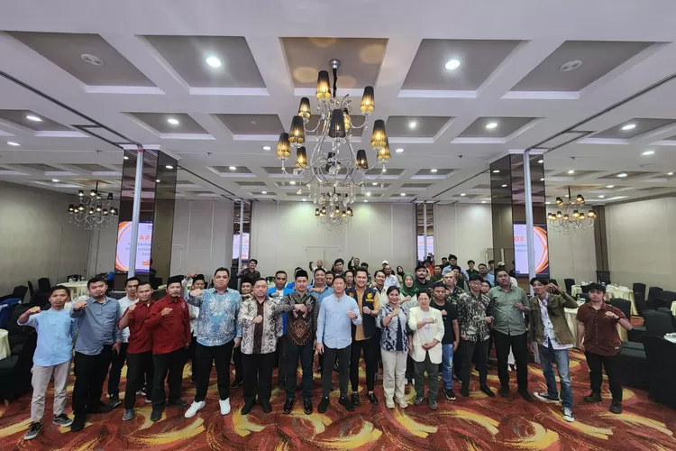 Foto bersama jajaran Bawaslu Kota Bogor bersama perwakilan OKP di Kota Bogor dalam kegiatan pengawasan pelanggaran di Pilkada 2024 Kota Bogor. 