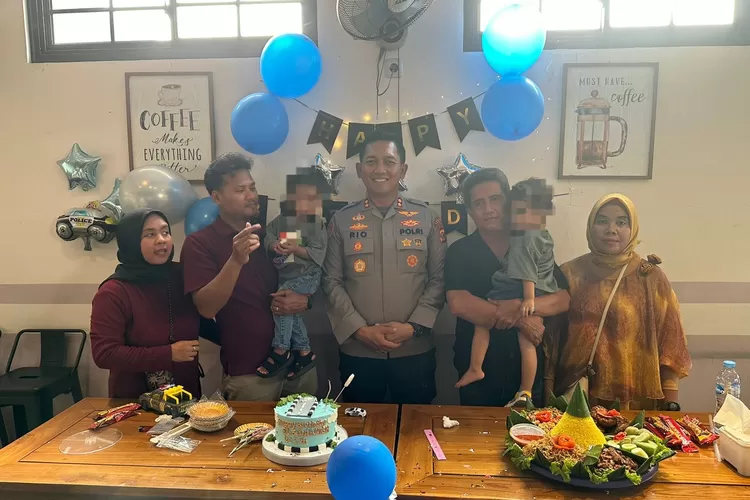 Kapolres Bogor bersama dua bayi yang sempat tertukar dan pihak keluarga saat merayakan ulang tahun ke-2, Sabtu, 20 Juli 2024.