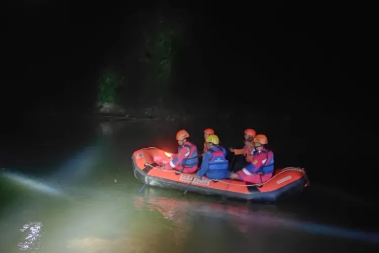 Tim SAR Gabungan melakukan pencarian korban tenggelam di Sungai Ciliwung, Desa Kedungwaringin, Kecamatan Bojonggede, Kabupaten Bogor, Sabtu, 20 Juli 2024 sore.