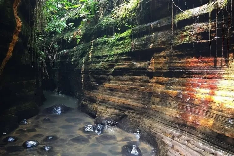 Salah satu daftar tempat wisata di Banten dengan panorama alam yang masih asri dan terjaga yaitu Curug Putri. (Instagram : muhammadilhams_5)