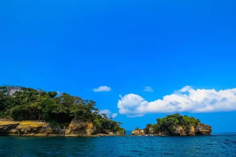 Salah satu rekomendasi tempat wisata di Banten untuk menikmati Liburan bersama keluarga yaitu Taman Nasional Ujung Kulon. (Instagram : expolrebanten)