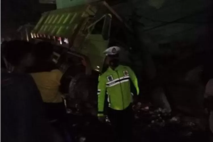 Polisi melakukan olah TKP kecelakaan truk tambang tabrak tembok warga di Parungpanjang, Kabupaten Bogor.