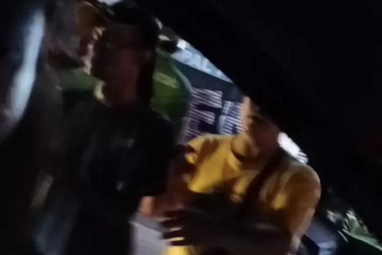 Tangkapan layar aksi pengeroyokan yang diduga dilakukan sekelompok sopir angkot kepada relawan kemanusiaan di jalan Raya Jakarta Bogor, Cibinong, Kabupaten Bogor.