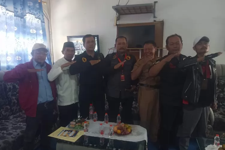 Kepala SMPN 1 Tirtamulya, Ketua Komite SMPN 1 Tirta Mulya, Tim Sabel Pungli Kabupaten Karawang, Awak Media dan Perwakilan orang tua siswa berfoto bersama setelah rapat pembahasan sumbangan selesai (Herman)