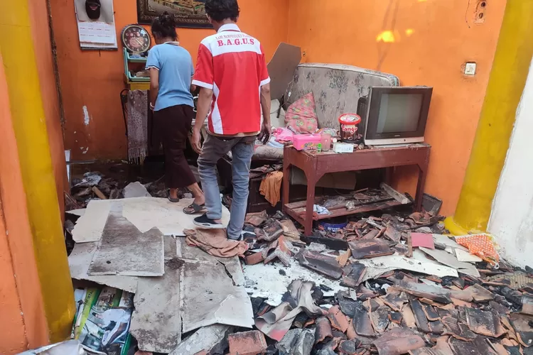 Korsleting listrik membuat rumah di Perumaha Eka Mas Permai Karawang kebakaran (Herman)