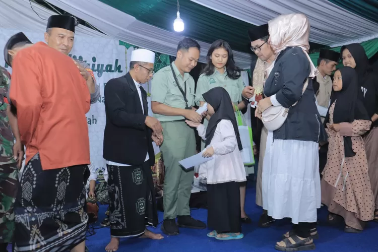 Penyerahan santunan kepada anak yatim di Desa Cibeurem, Cisarua. (Humas TSI Bogor) 