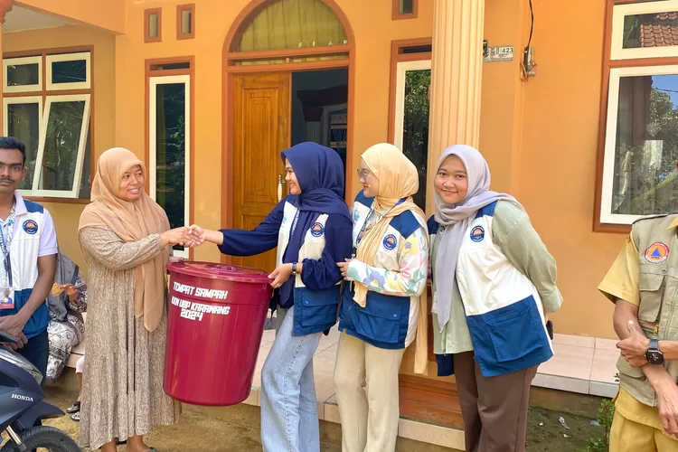 Kelompok KKN Desa Pawenang Universitas Buana Perjuangan (UBP) Karawang membagikan tong sampah ke posyandu sebagai bentuk bakti (Samsudin)