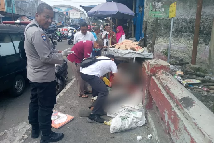 Petugas mengevakuasi jasad pria tanpa identitas di Jembatan MA Salmun Bogor. 